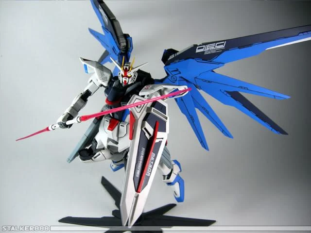 BANDAI Gundam ZGMF-X10A Freedom Gundam MG 1/100 Scale 4 BANDAI Gundam ZGMF-X10A Freedom Gundam MG 1/100 Scale - Image 4