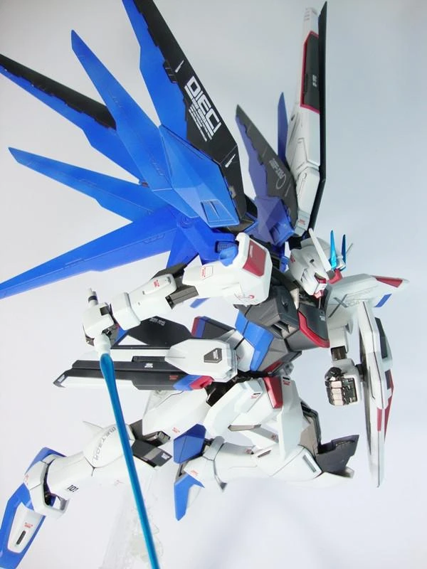 BANDAI Gundam ZGMF-X10A Freedom Gundam MG 1/100 Scale 3 BANDAI Gundam ZGMF-X10A Freedom Gundam MG 1/100 Scale - Image 3