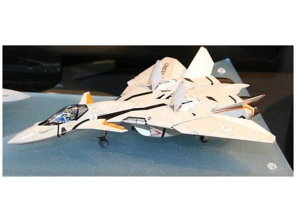 Macross Plus VF-11B Thunderbolt 1/72 Scale Model Kit 1 Macross Plus VF-11B Thunderbolt 1/72 Scale Model Kit